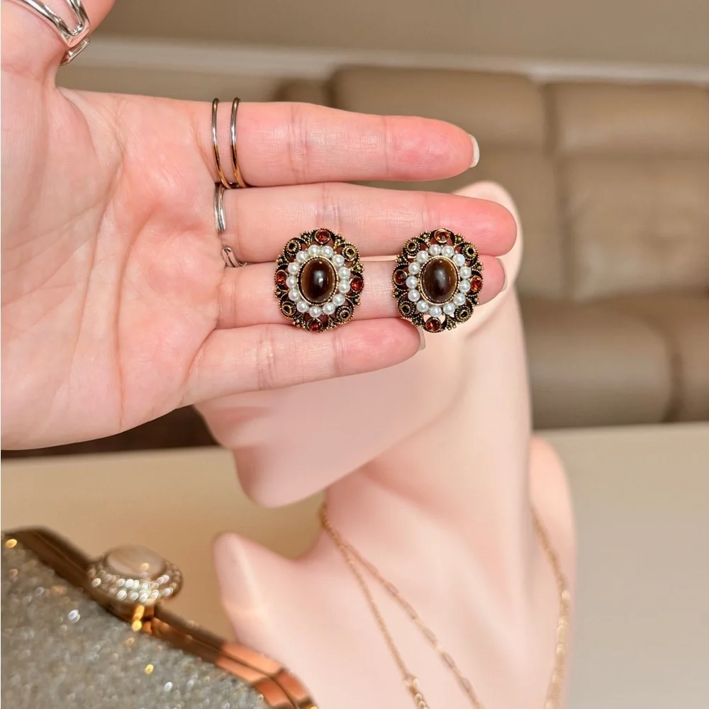 ⚜️ Elegant Gold and Brown Stud Earrings